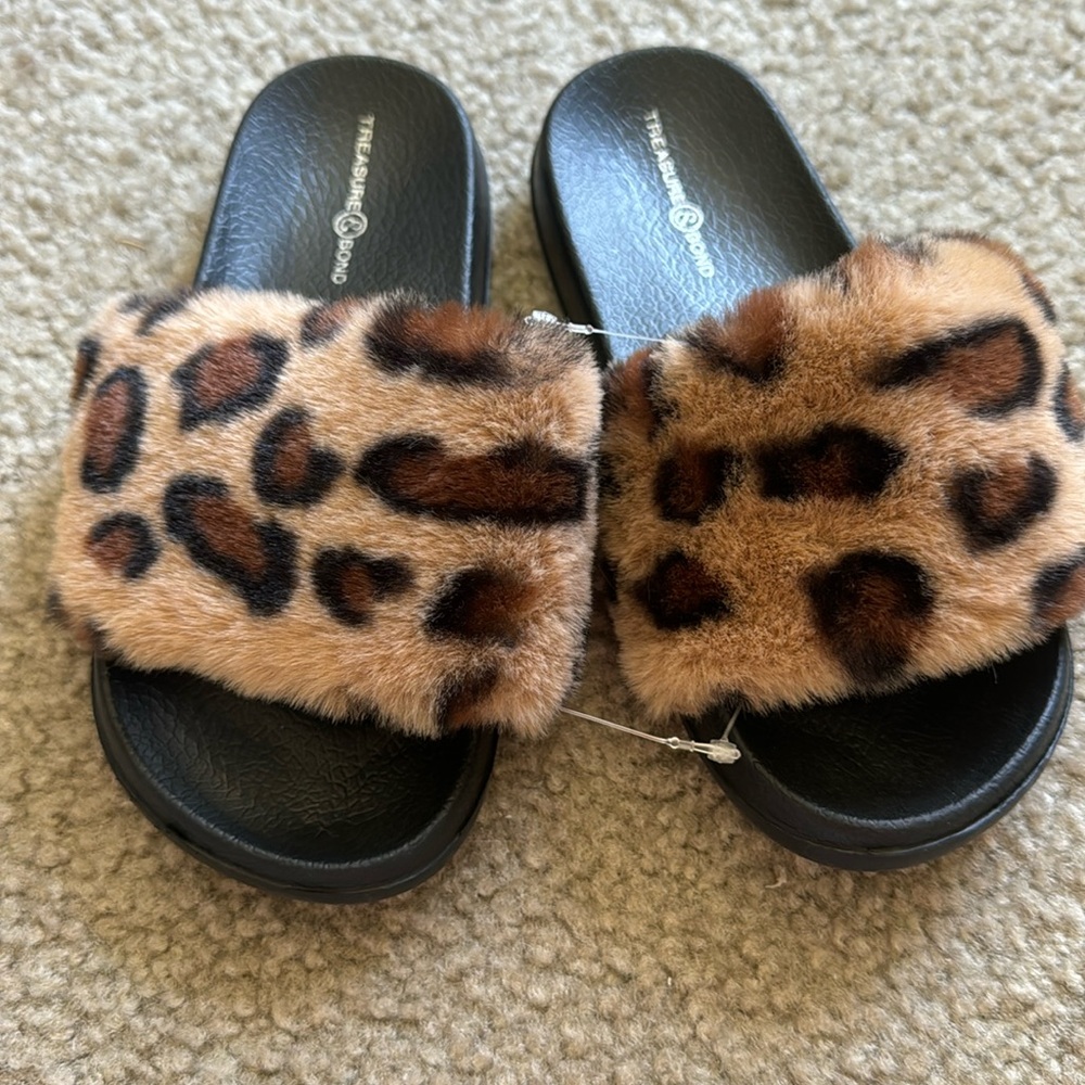 Treasure and Bond kids leopard slides size 2